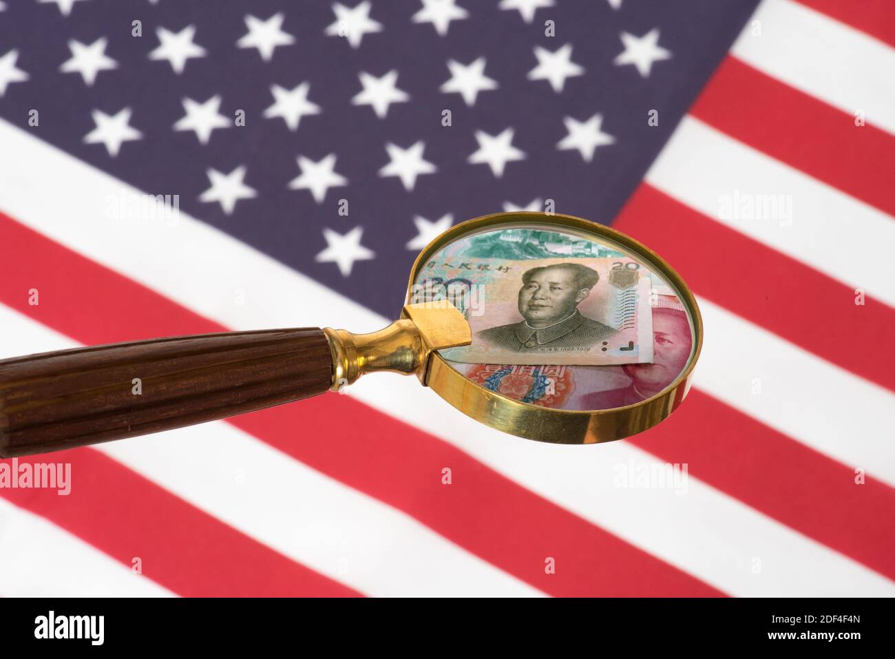 Bandera de América, lupa y yuan chino Foto de stock