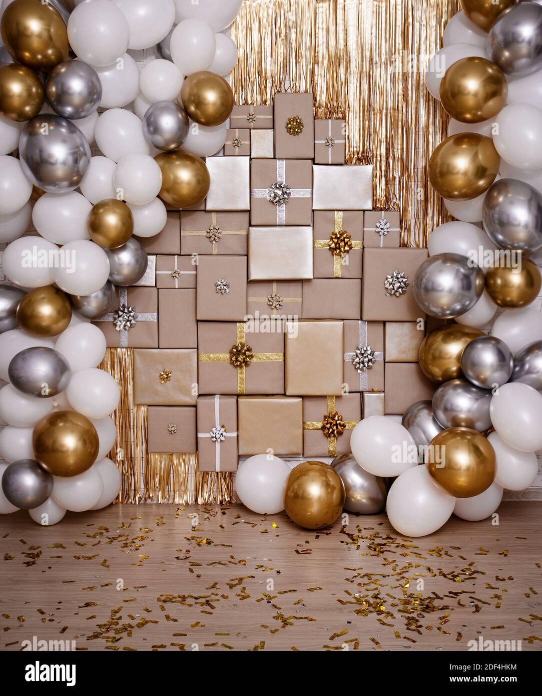 Navidad, año nuevo o fondo de cumpleaños - decoración de pared en color  dorado y plateado con cajas de regalo y globos de aire Fotografía de stock  - Alamy