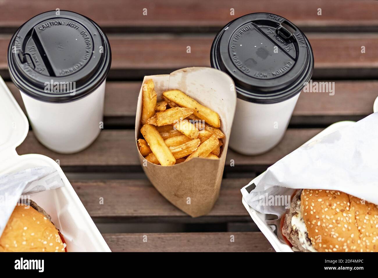 Comida rápida. Tazas de papel con café, cajas de hamburguesa y patatas