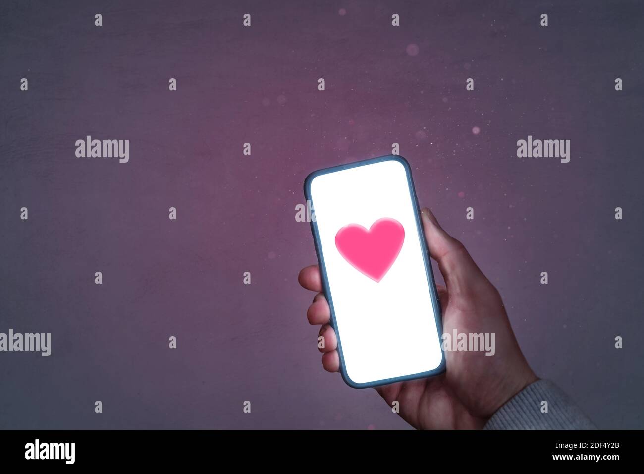 Pantalla del smartphone con un símbolo de corazón Foto de stock