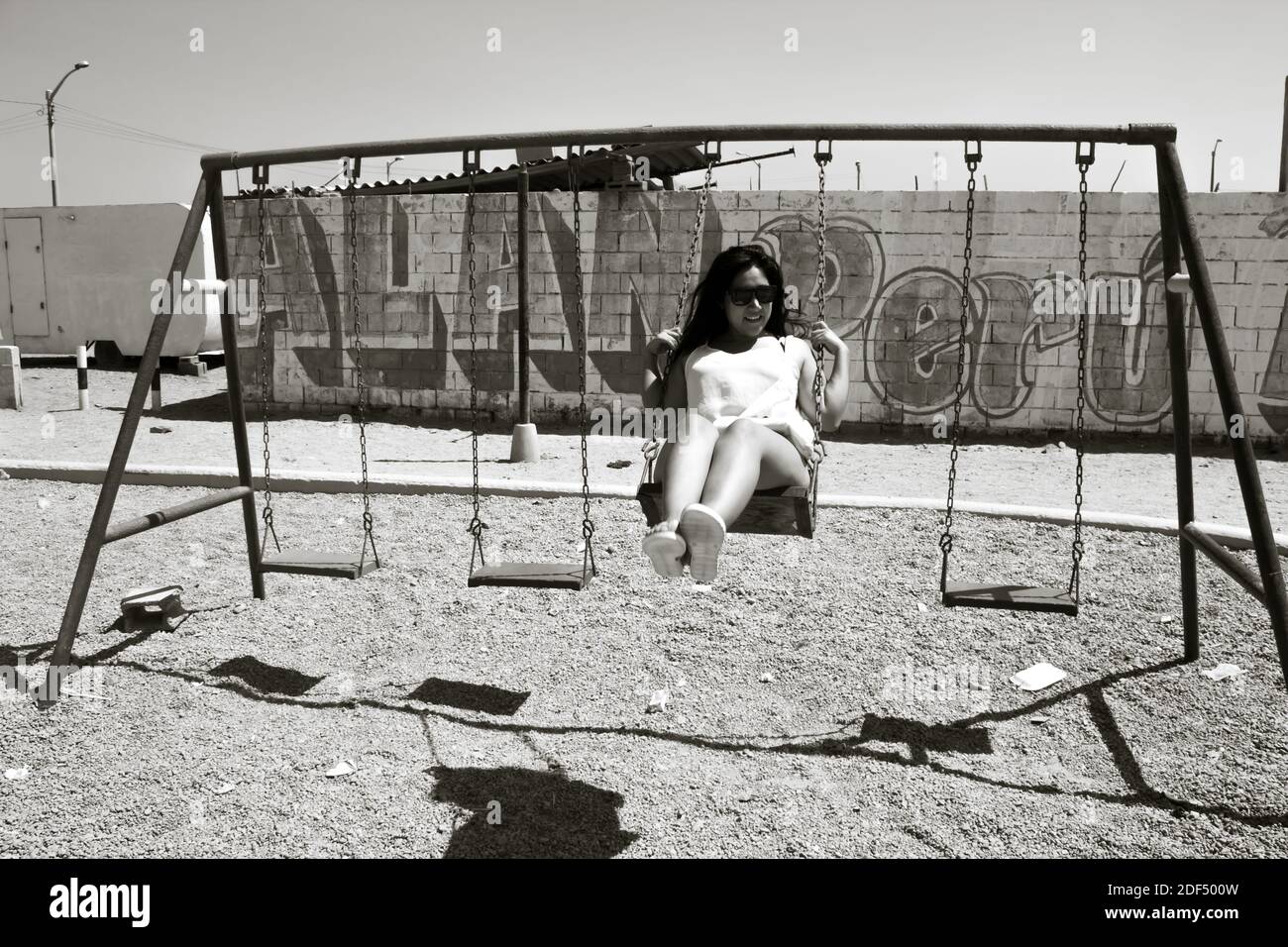 LIMA, PERÚ - Sep 25, 2020: Una chica jugando en los columpios de Marcona  Fotografía de stock - Alamy