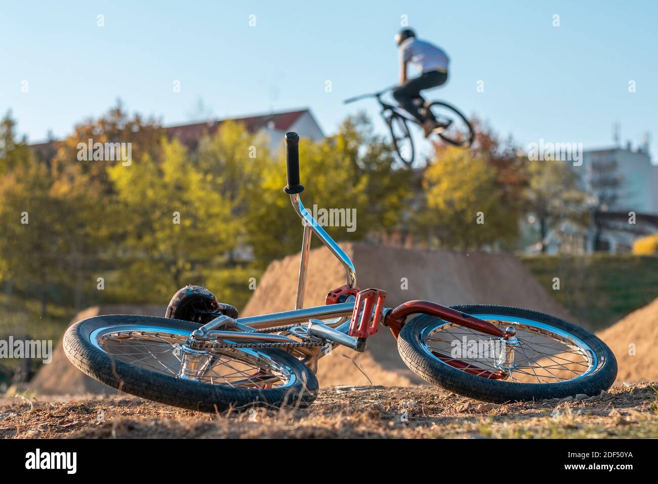 BMX bicicleta en la pista con saltos en el fondo con casas. Pista de salto  para bicicletas en la ciudad Fotografía de stock - Alamy
