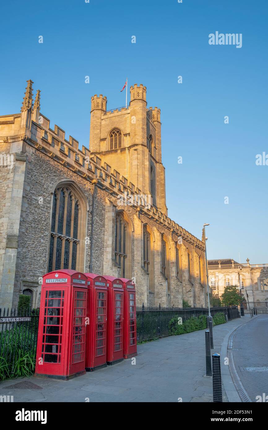 Reino Unido, Inglaterra, Cambridgeshire, Cambridge, Market Square, St. Mary's Street, Great St. Mary's Church, Traditional Telephone Boxes Foto de stock