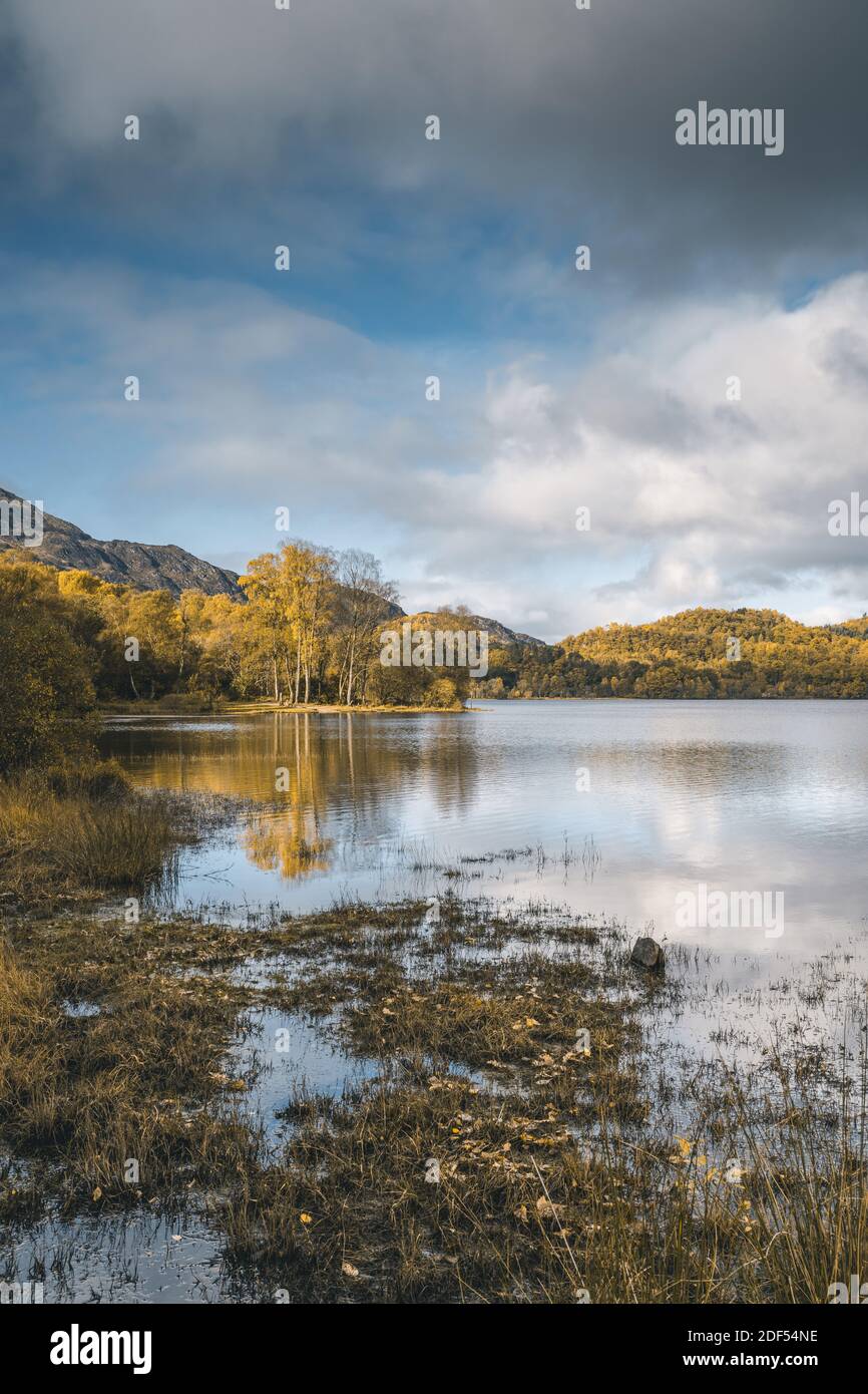 Otoño en Loch Ard Foto de stock