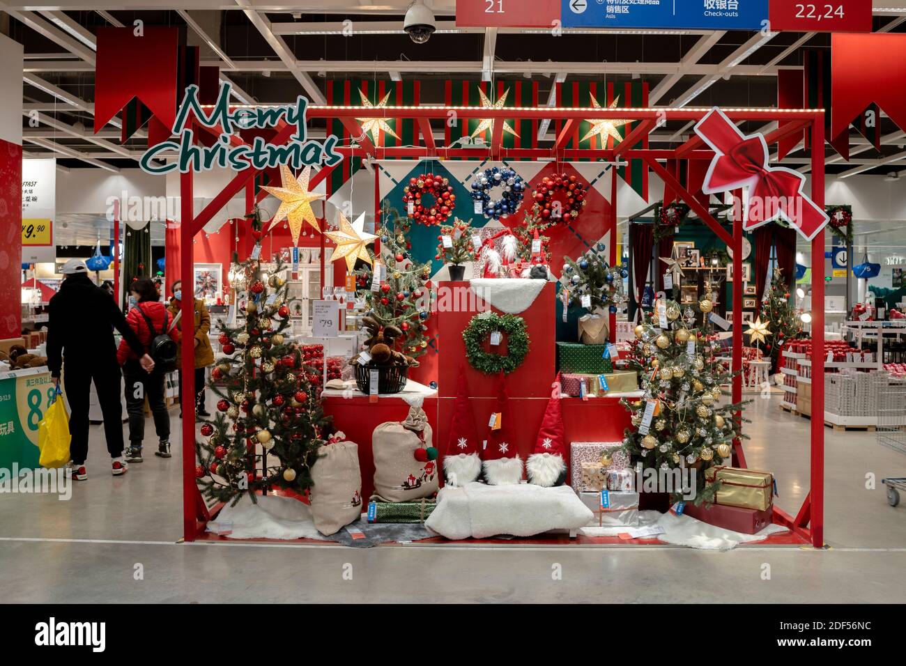 Los clientes chinos están eligiendo decoraciones navideñas en una tienda IKEA. Foto de stock