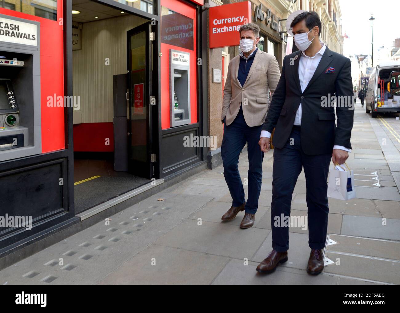 Londres, Inglaterra, Reino Unido. Hombres que usan máscaras faciales durante la pandemia de COVID, 2020 Foto de stock