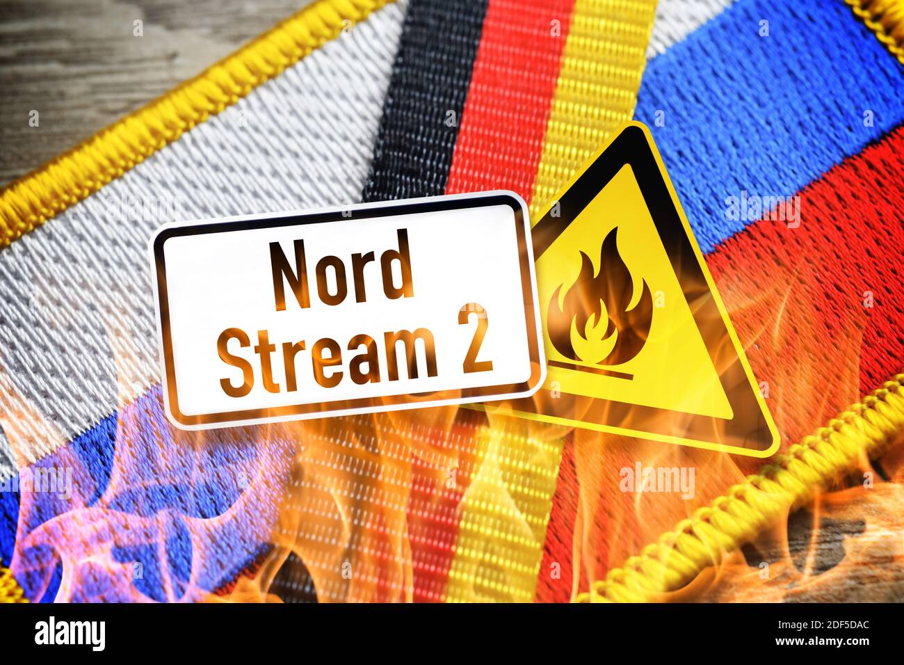 Nord Stream 2 señal de advertencia en las banderas de Rusia y Alemania, el gasoducto del Mar Báltico Foto de stock