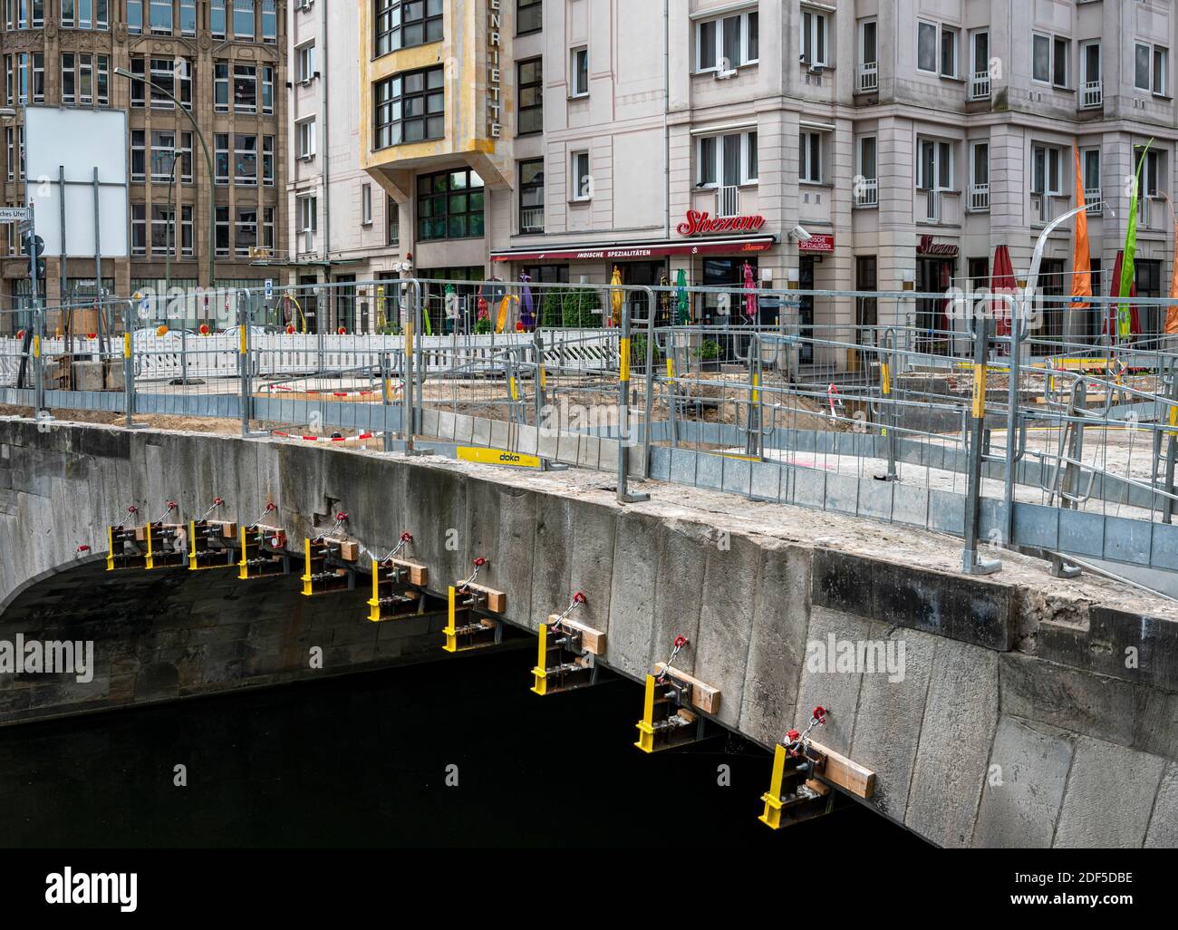 Reparación de un puente en Berlín Foto de stock