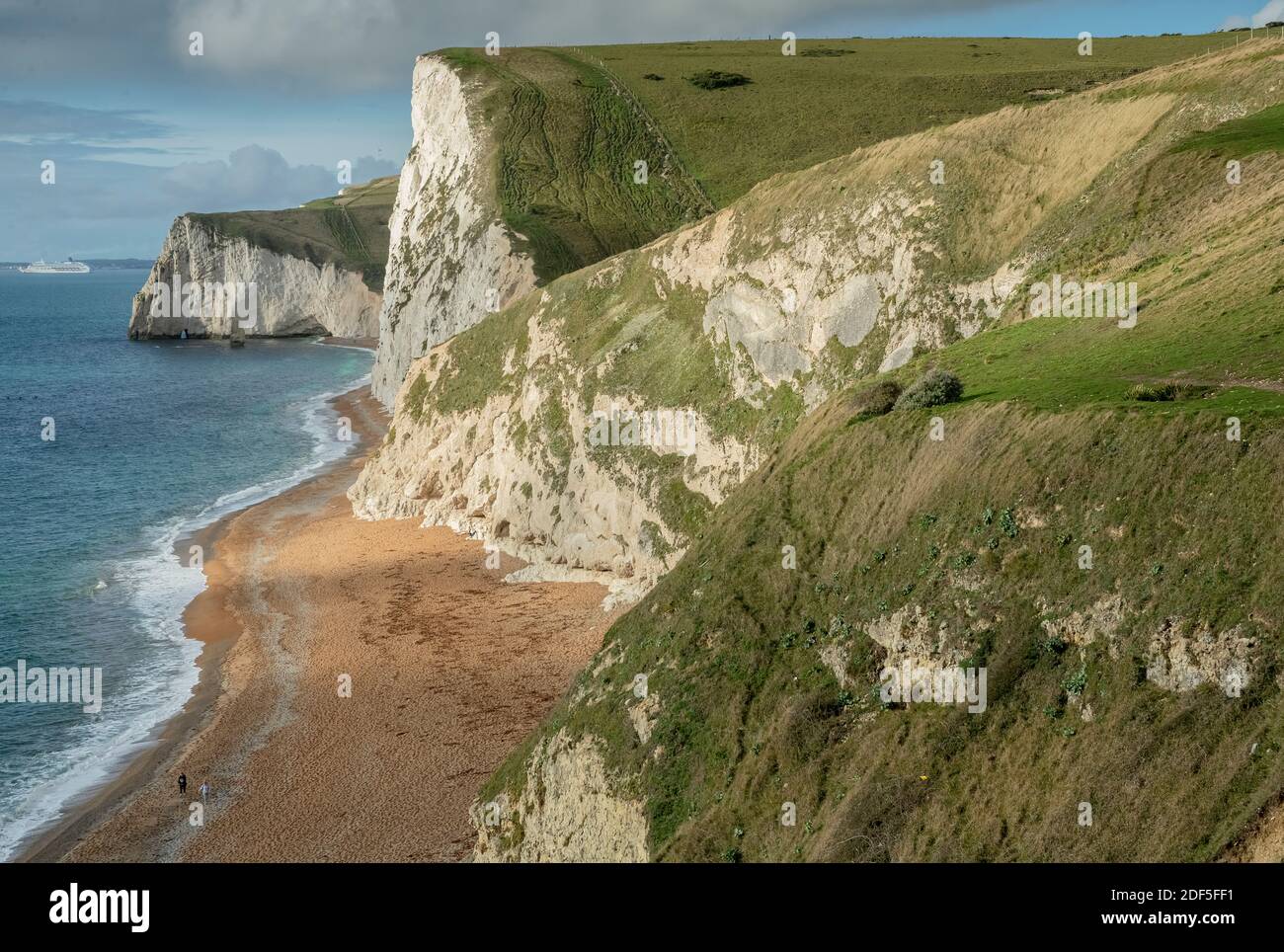 Tiza acantilados y bajadas al oeste de Lulworth, mirando hacia Swyre Head. Costa Jurásica, Dorset. Foto de stock