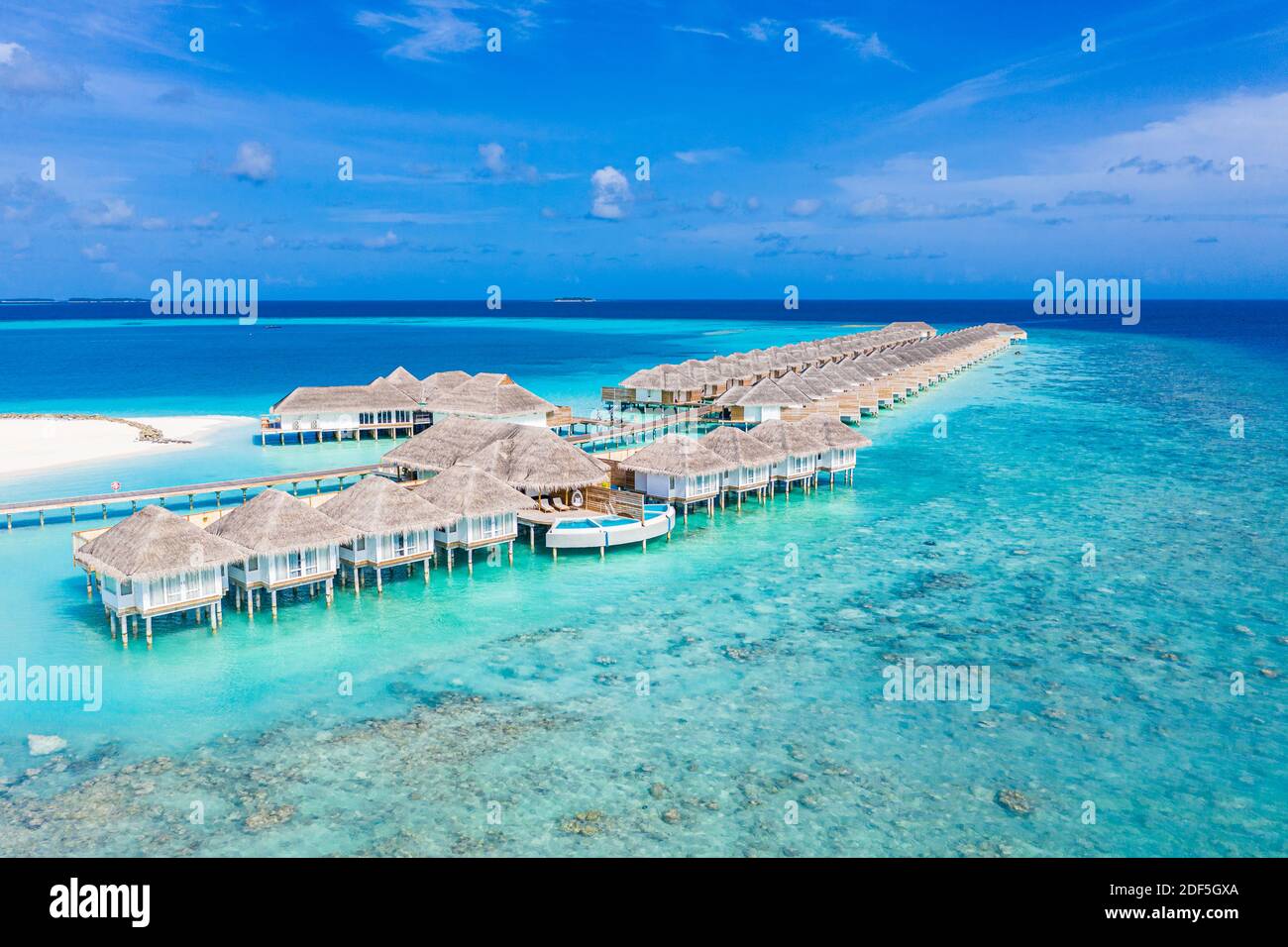 Maldivas paraíso paisaje. Paisaje aéreo tropical, paisaje marino con malecón largo, villas de agua con mar increíble y playa laguna naturaleza tropical. Exótico Foto de stock