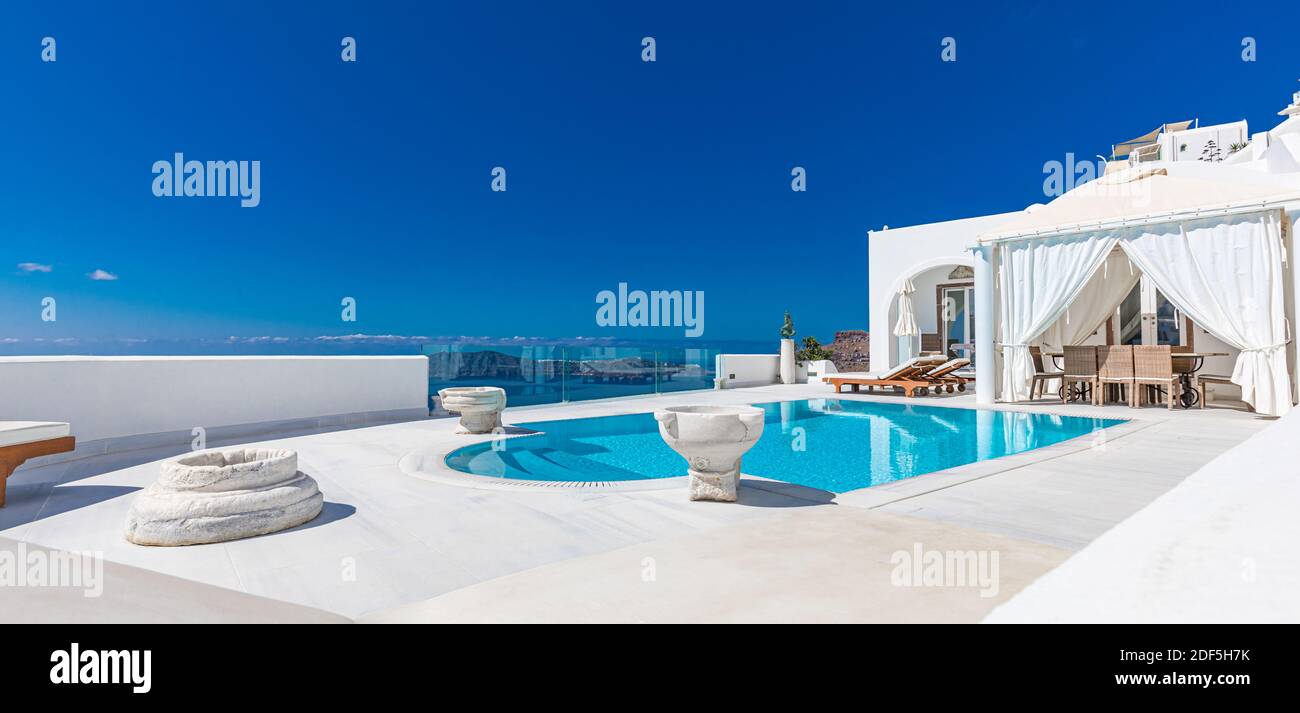 Arquitectura blanca en la isla de Santorini, Grecia. Piscina en un hotel de lujo. Hermosa vista sobre el mar, vacaciones de verano, destino de viaje impresionante Foto de stock