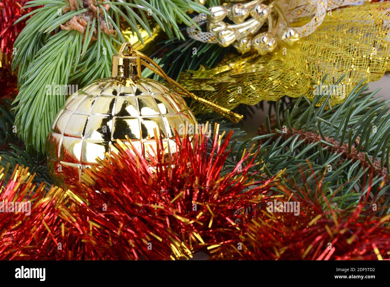 Año Nuevo y Navidad con bolas y regalos. Tarjeta de invitación de año nuevo. Feliz Navidad felicitación decoración tarjeta de hoiliday. Foto de stock