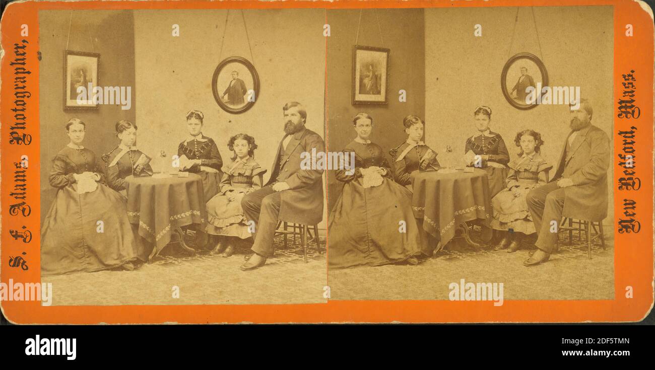 Estudio retrato de la familia, estéreo-espectador en la mesa, una chica con libro., imagen fija, estereografías, 1850 - 1930, Adams, S. F. (b. 1844 Foto de stock