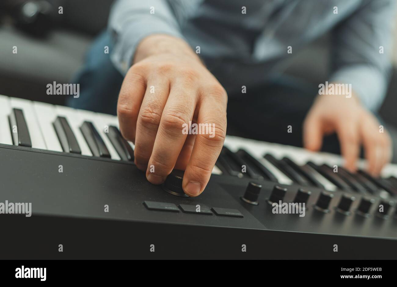 Hombre tocando el piano en el estudio, grabando una nueva canción  Fotografía de stock - Alamy