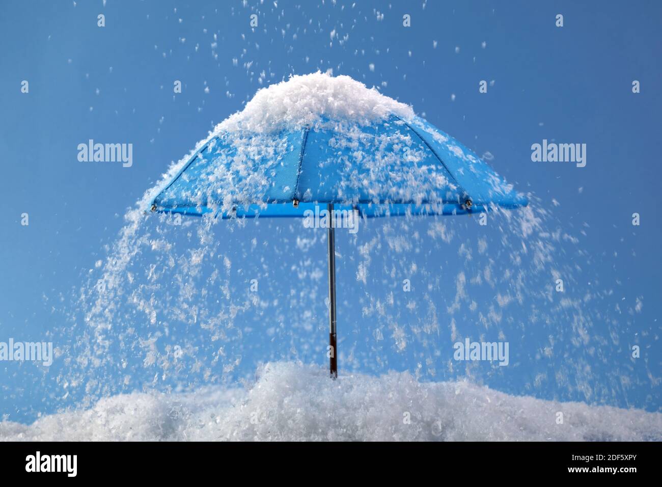 Paraguas azul sobre fondo azul con nieve. Concepto de lunes azul Fotografía  de stock - Alamy