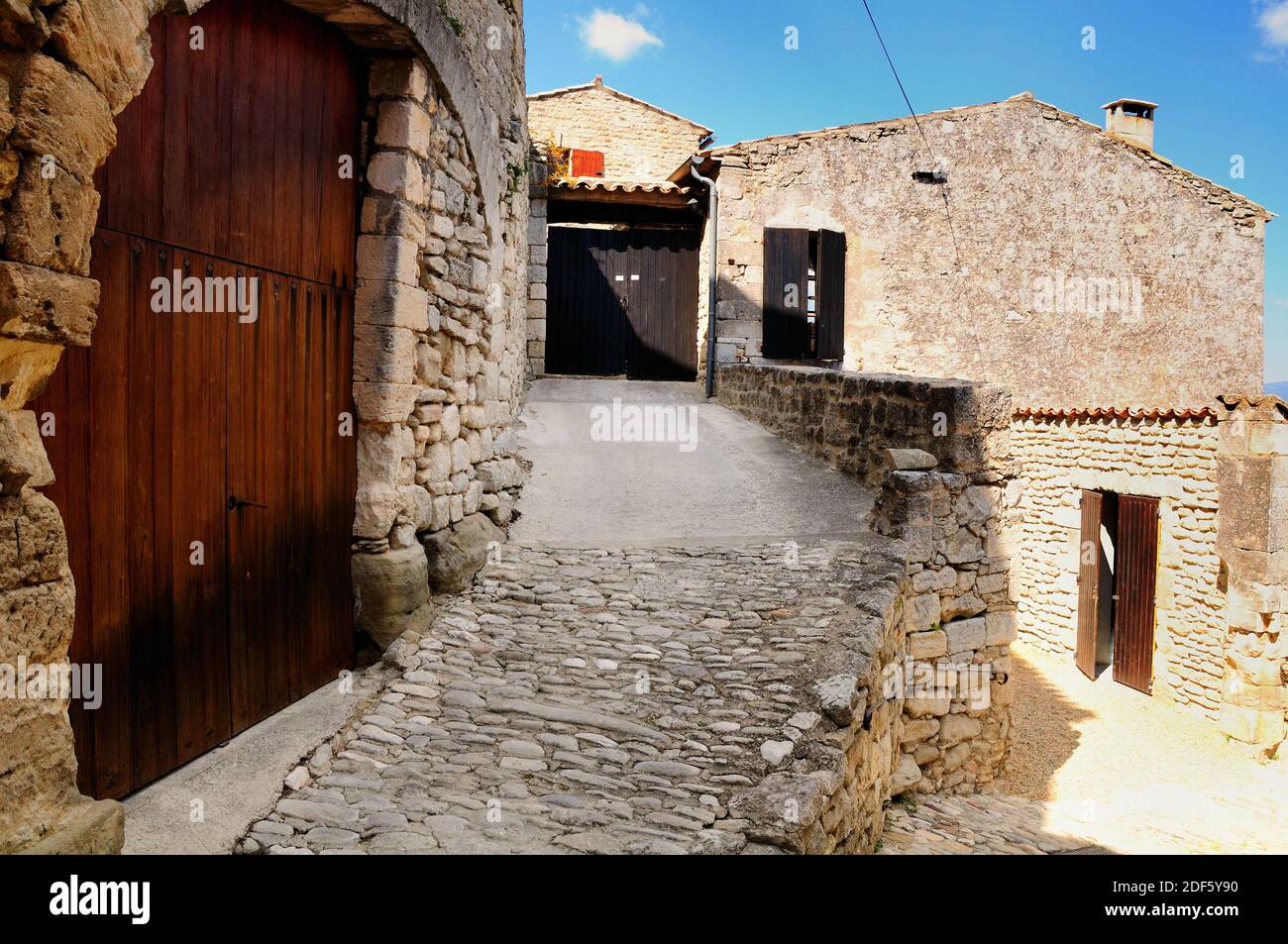 Pequeña calle en el antiguo pueblo Lacoste - una de las atracciones históricas y turísticas más populares de Francia. Foto de stock