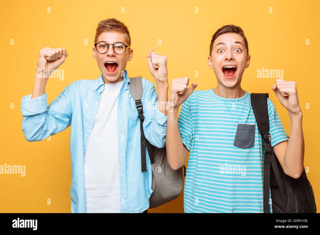 Retrato de dos adolescentes conmocionados, los chicos muestran un gesto de victoria Foto de stock