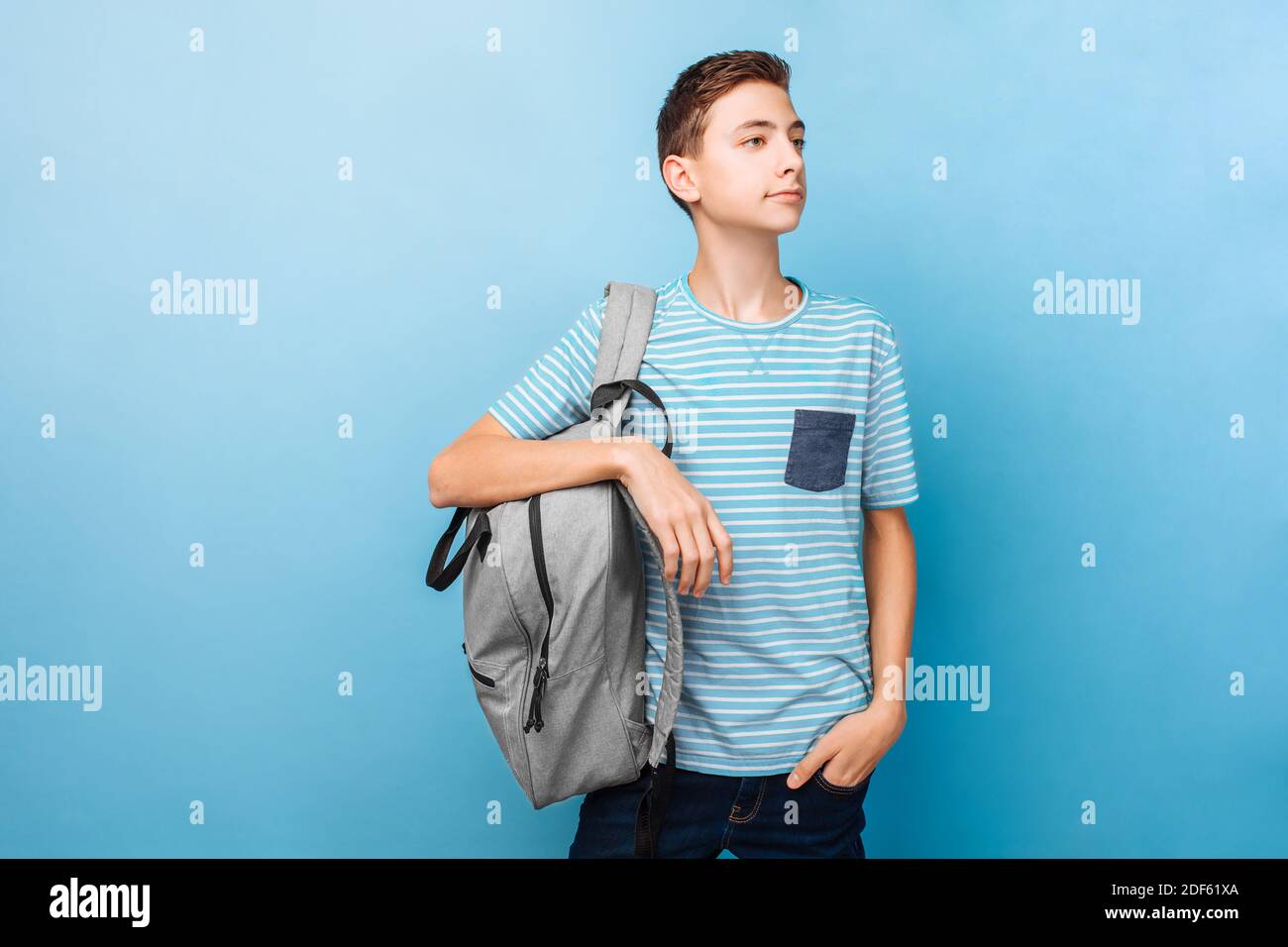 Adolescente lindo con un maletín, estudiante, sobre fondo azul Fotografía  de stock - Alamy