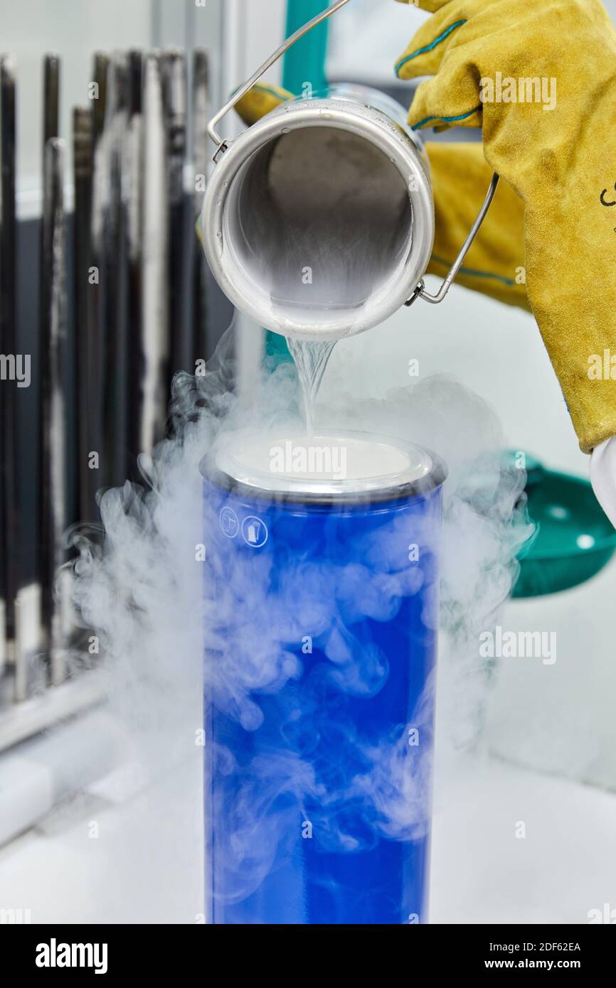 Botella de nitrógeno líquido en un laboratorio Fotografía de stock - Alamy
