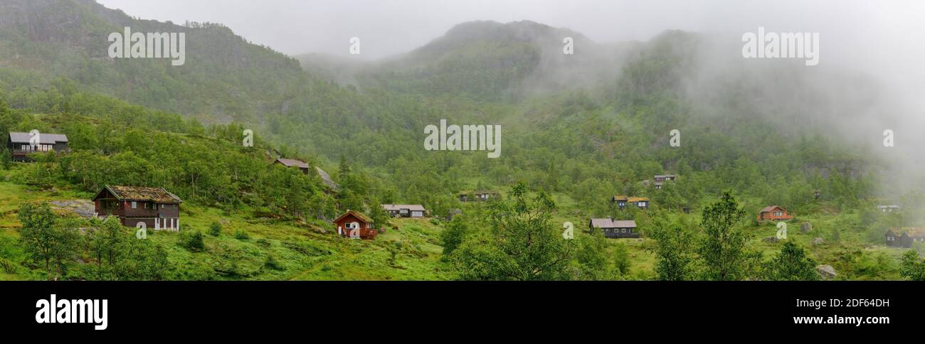 Casas de vacaciones de estilo noruego en las montañas brumosas del norte de Noruega. Foto de stock
