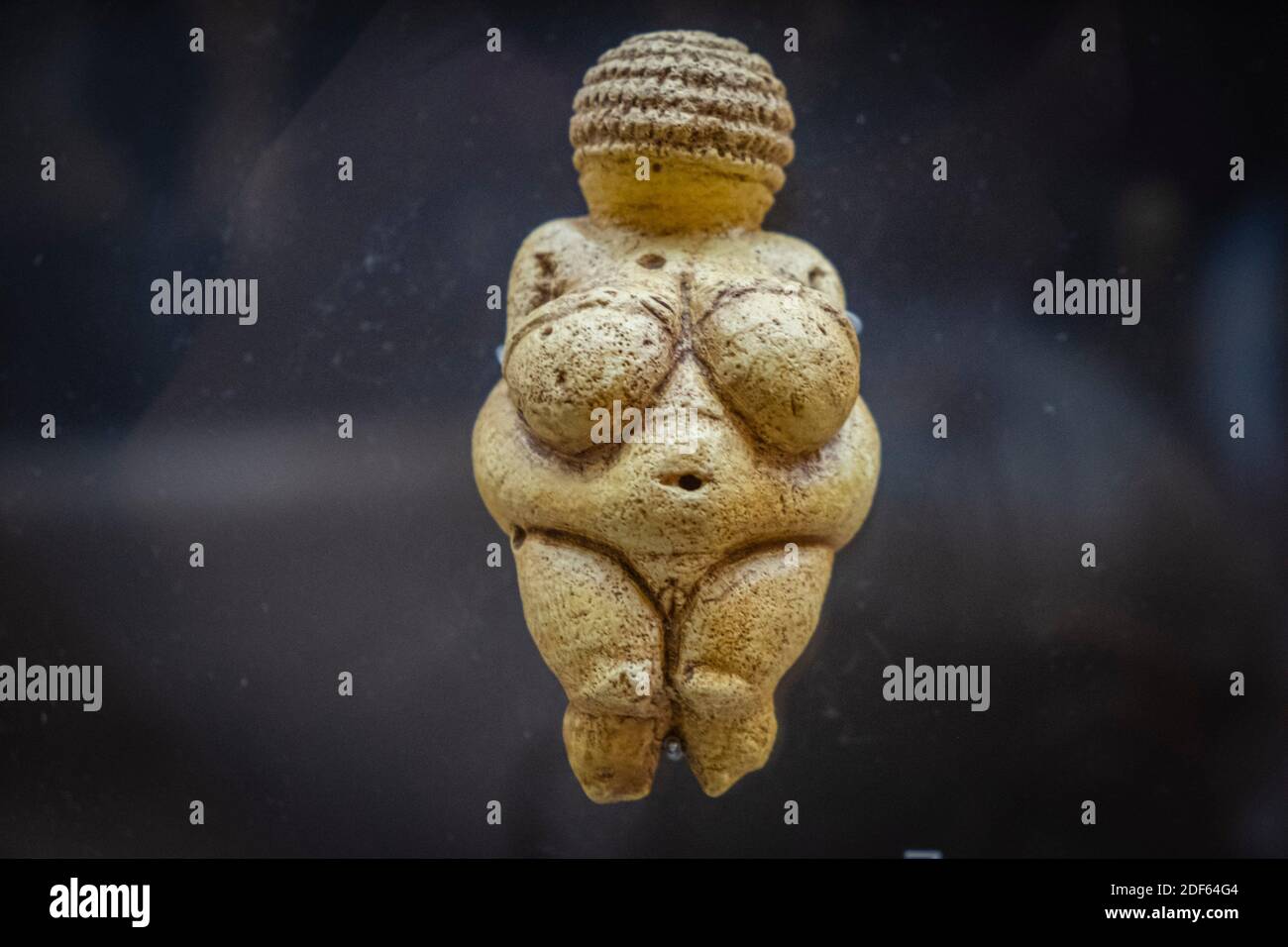Venus de Willendorf, figurilla de piedra caliza femenina, Paleolítico