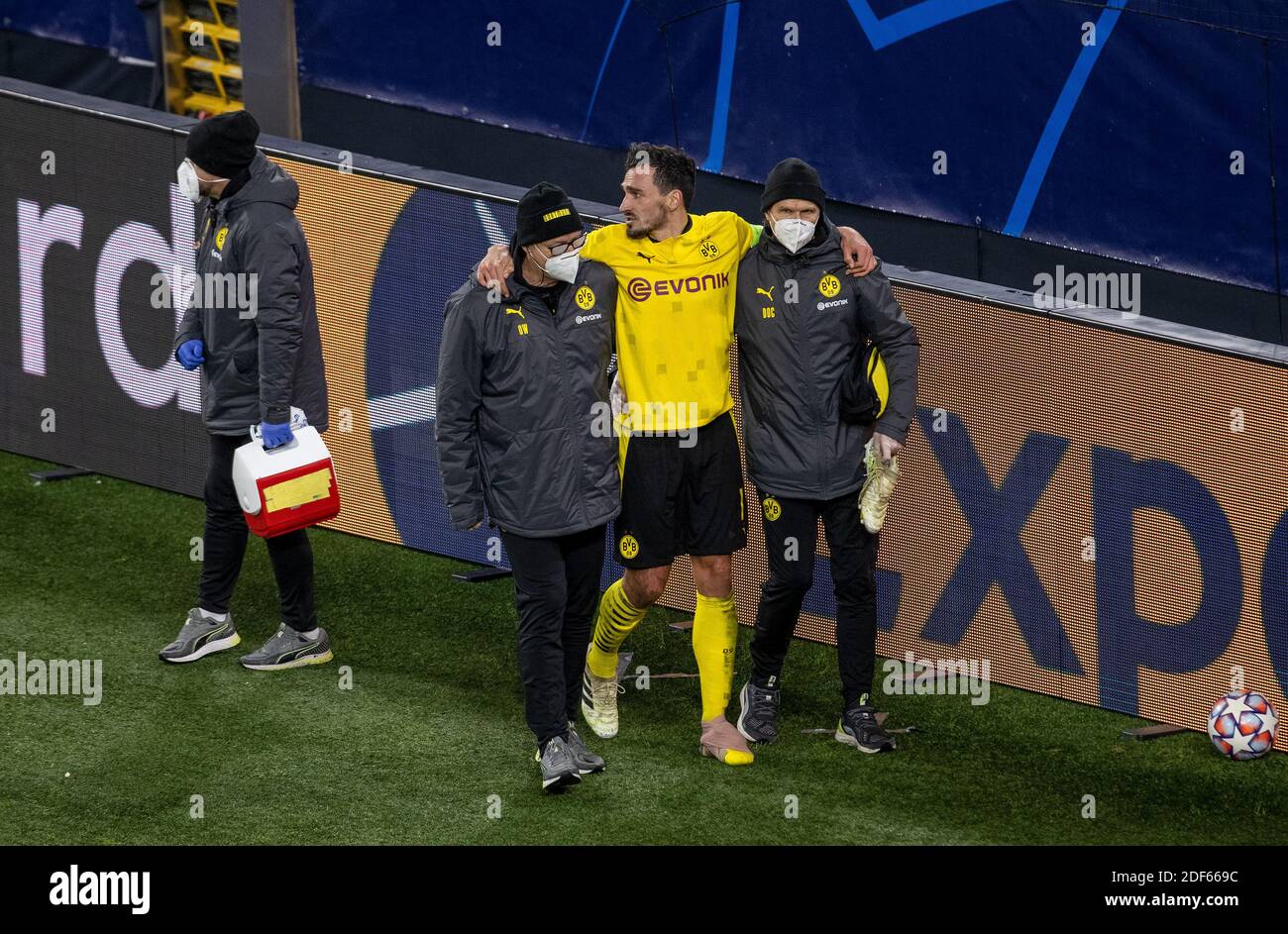 Verletzung Mats Hummels (BVB) Borussia Dortmund - Lazio ROM 02.12.2020, Fussball, 1. Bundesliga, Saison 2020/21 Foto: Moritz Müller Copyright (nur Foto de stock