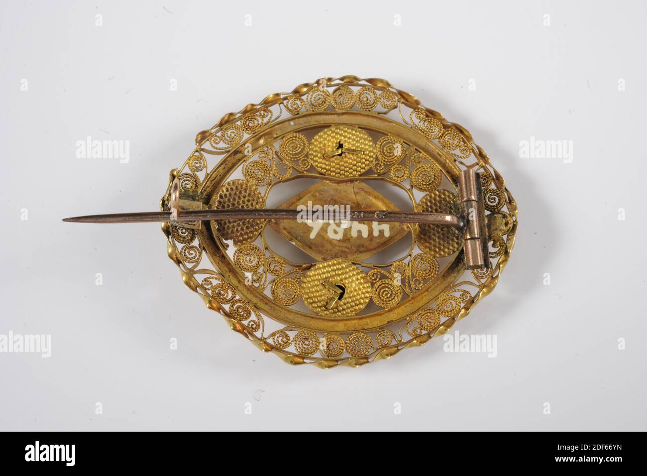 brooch, Anonymous, 1824, oro, piedra ornamental, filigrana, General: 5.5 x  3.6 x 1,2cm 55 x 36 x 12mm, broche de oro oval de obra abierta. En el  exterior un filo decorativo, junto