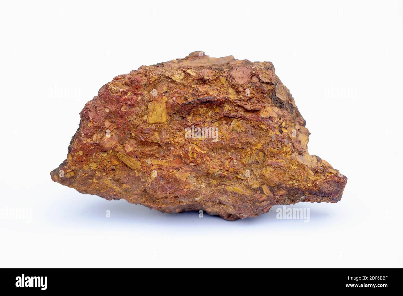 La limonita es un mineral de hierro compuesto de óxidos e hidroxides de  hierro. Esta muestra procede de Sierra de Albarracín, Teruel, Aragón,  España Fotografía de stock - Alamy