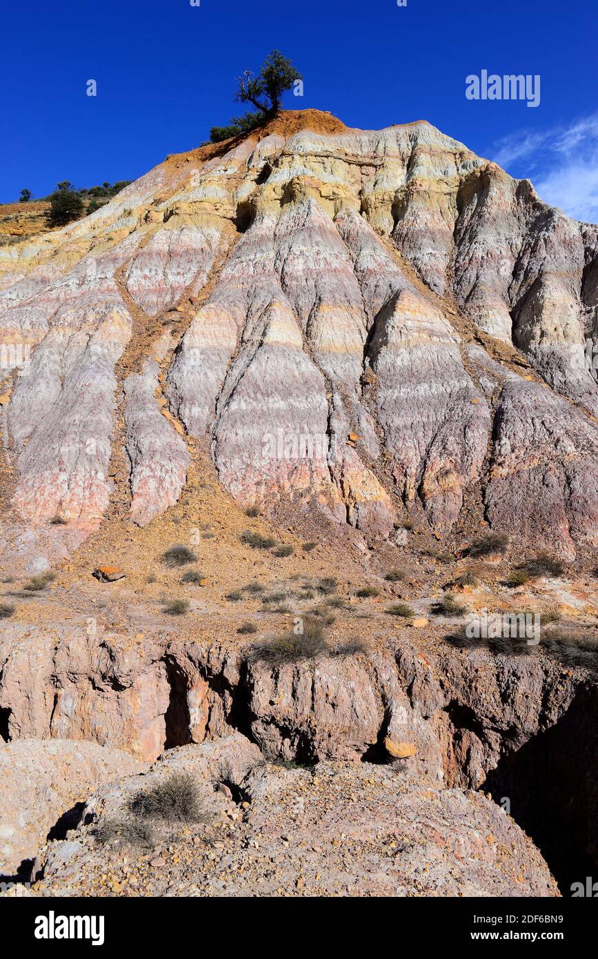 Los Badlands son terrenos secos formados con rocas sedimentarias más suaves (arcilla), fáciles de erosionar por el agua o el viento. Esta foto fue tomada en Tronchon, Teruel, Foto de stock