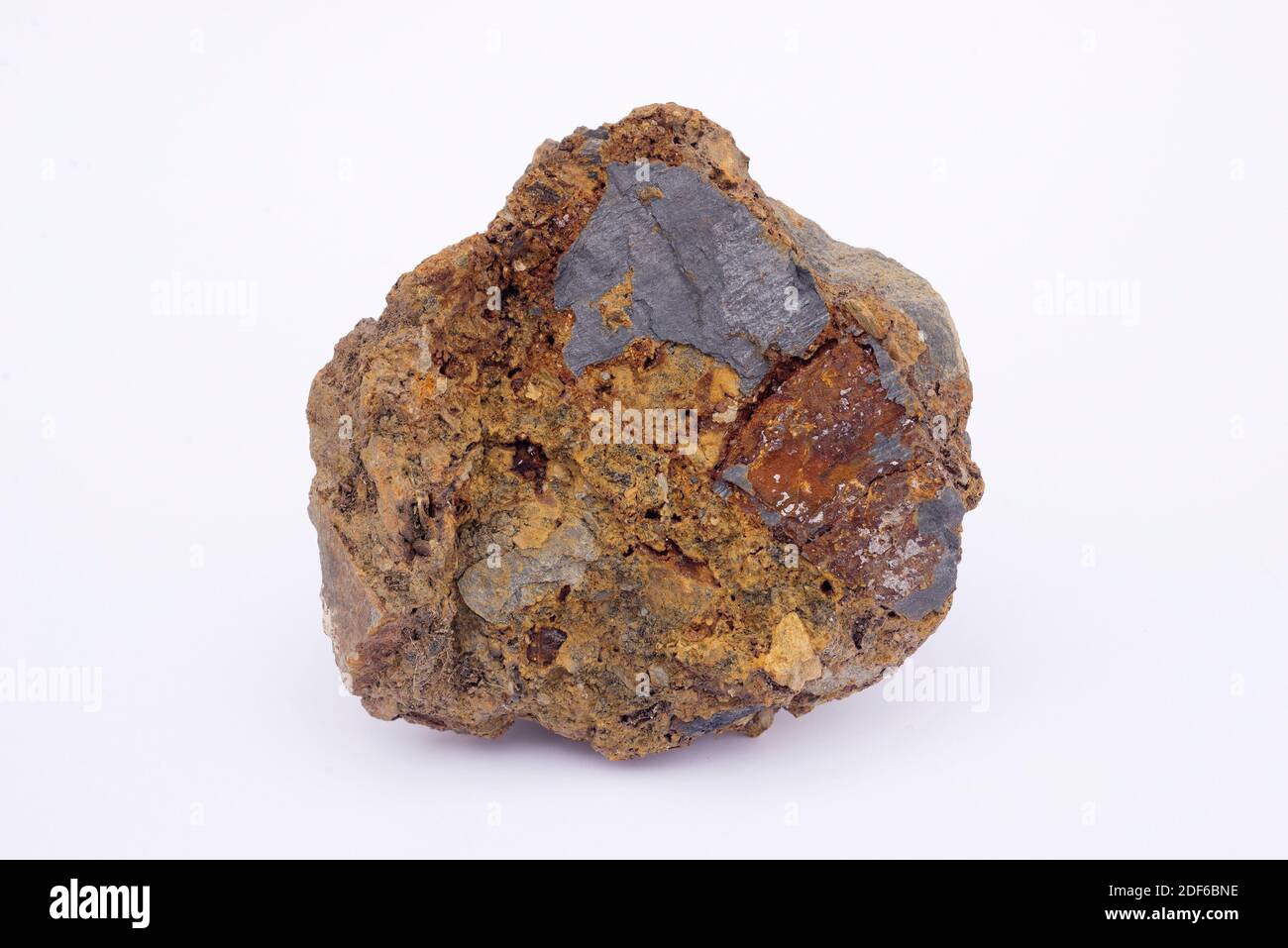 La breccia rica en hierro es una roca sedimentaria clástica compuesta de  fragmentos rotos de rocas o minerales cementados por una fina matriz. A  diferencia del conglomerado Fotografía de stock - Alamy