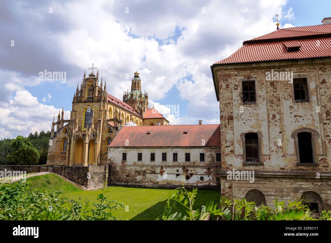 Monasterio benedictino en Kladruby por Jan Blazej Santini Aichel y Kilian Ignac Dientzenhofer, región de Plzen, República Checa, soleado día de verano Foto de stock