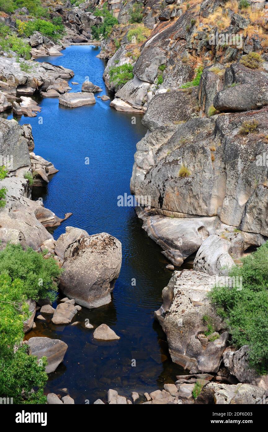 Río Huebra entre rocas graníticas cerca de Yecla de Yeltes, Salamanca, Castilla y León, España. Foto de stock