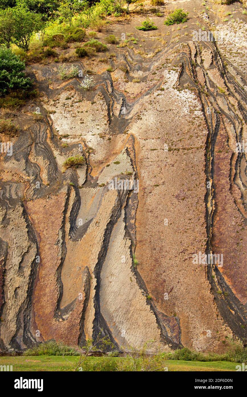Coloridos estratos verticales compuestos de arenisca roja y lutitas negras Rica en materia orgánica.esta formación geológica conocida como Ribero Pintado es Foto de stock