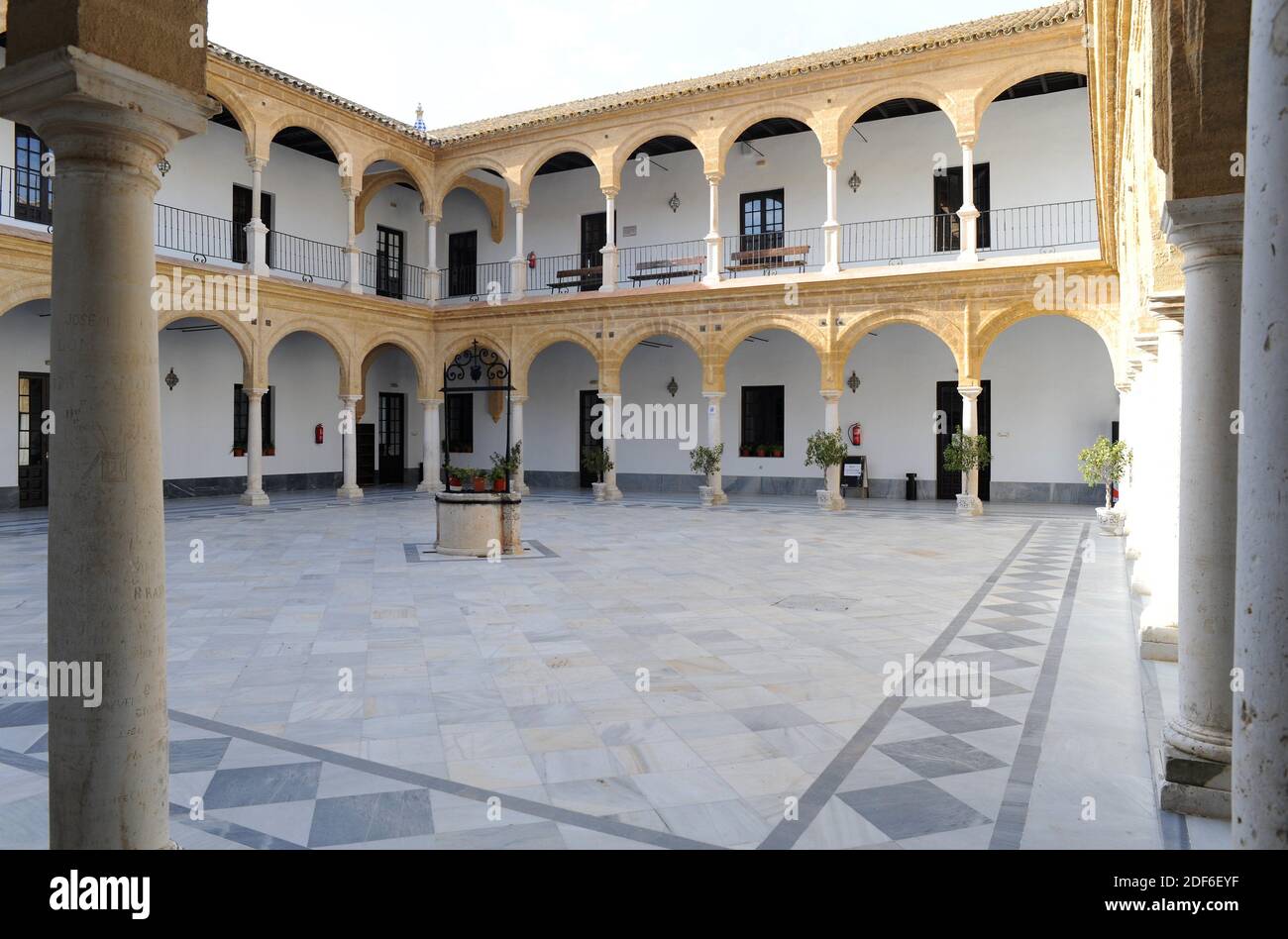 Osuna Old University, patio (siglo 15). Sevilla provincia, Andalucía, España. Foto de stock