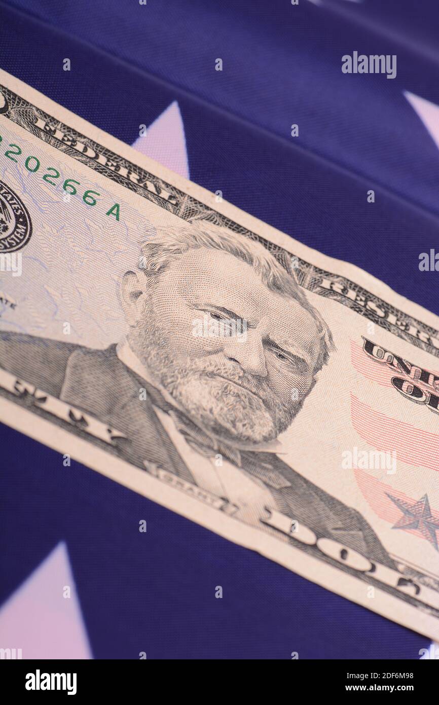 59 dollar bill delante de la bandera americana Foto de stock