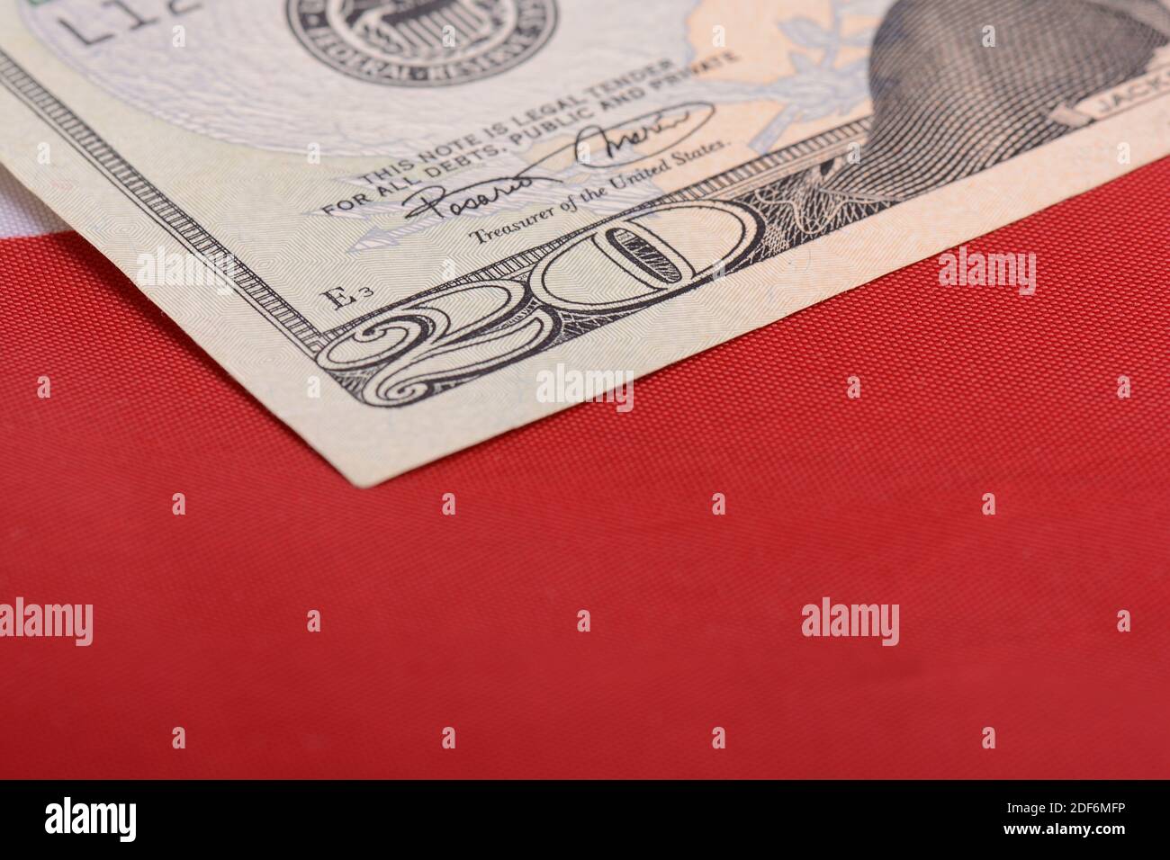 20 dollar bill delante de la bandera americana Foto de stock