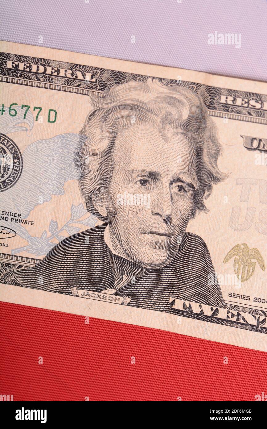 20 dollar bill delante de la bandera americana Foto de stock