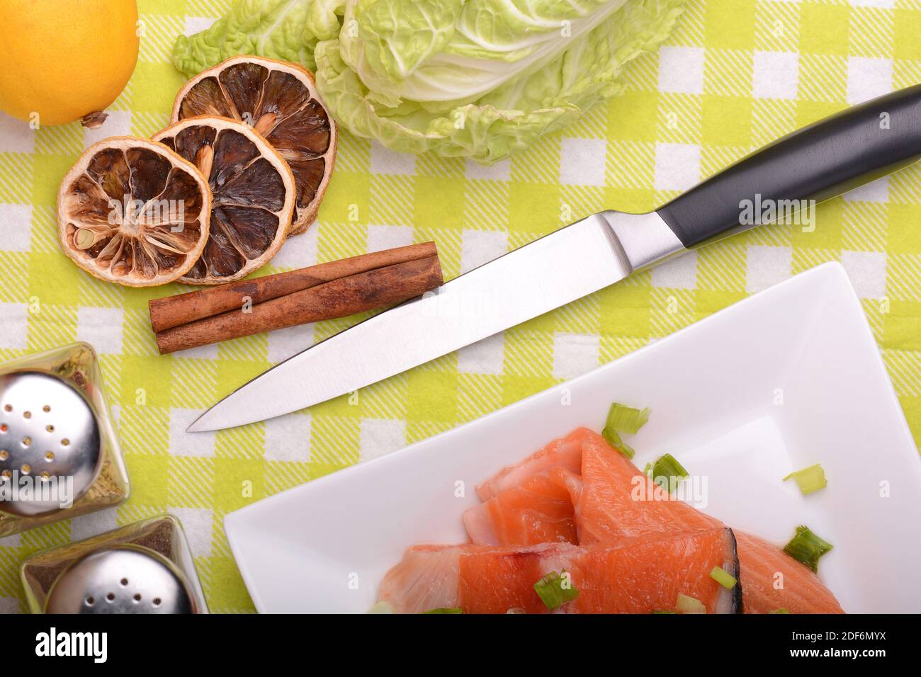 Concepto de comida: Salmón rojo, limón y col con Chile rojo caliente con verduras. Cocina saludable. Foto de stock