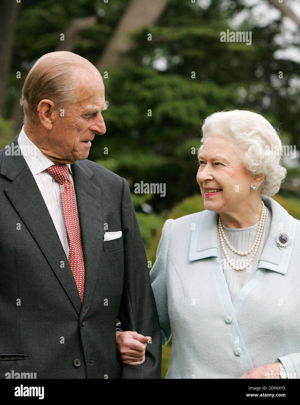 La reina Isabel II y el duque de Edimburgo posando para Una fotografía de Tim Graham en el aniversario del diamante recreando un fotografía de su luna de miel Foto de stock