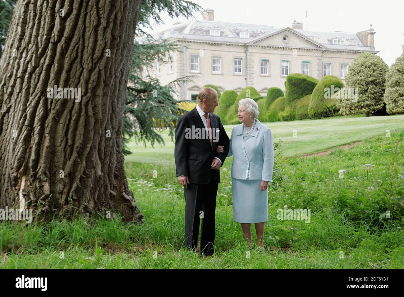 La reina Isabel II y el duque de Edimburgo posando para Una fotografía de Tim Graham en el aniversario del diamante recreando un fotografía tomada en luna de miel Foto de stock