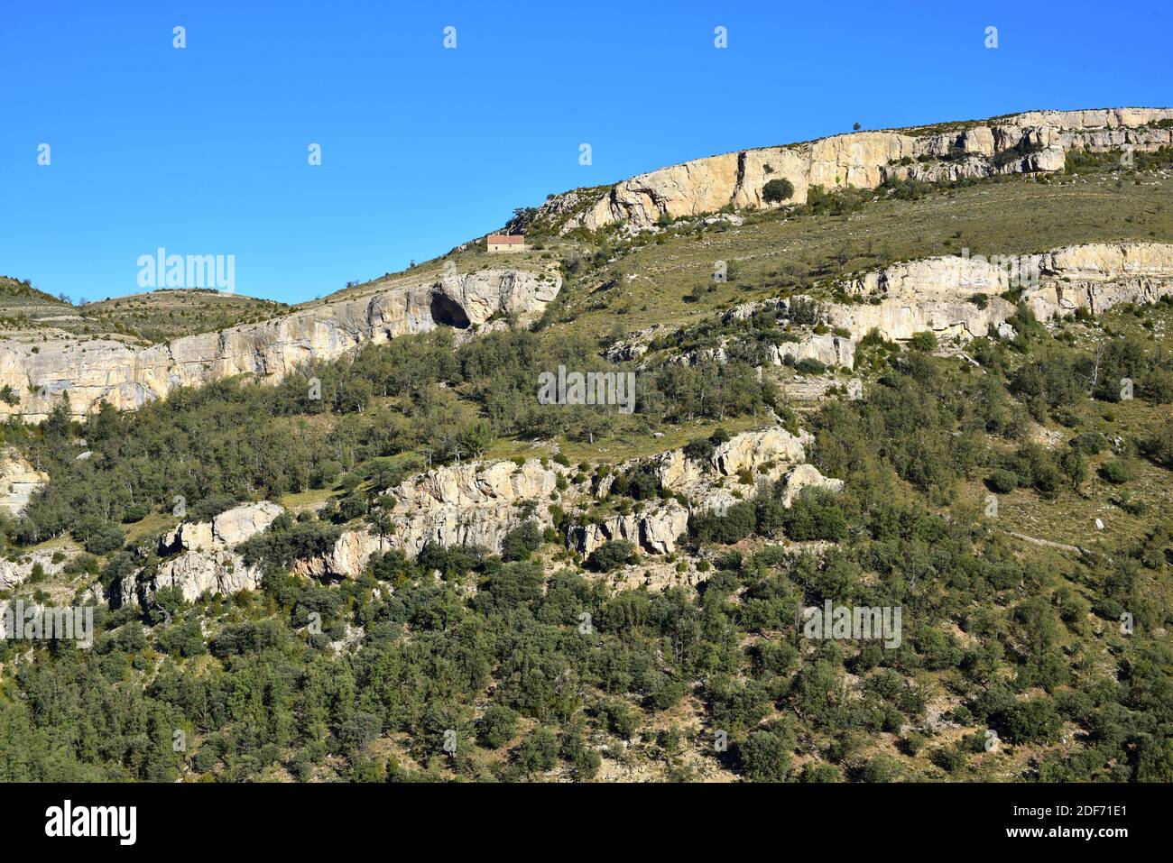 Tipo de fallo deslizamiento oblicuo. Esta foto fue tomada cerca de Cantavieja, provincia de Teruel, Aragón, España. Foto de stock