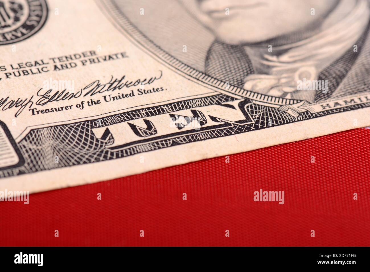 Diez dollar bill delante de la bandera americana Foto de stock