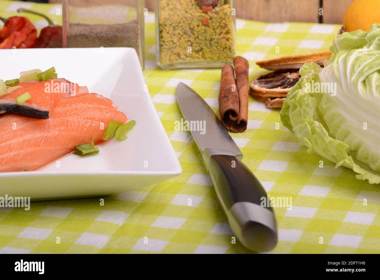 Concepto de comida: Salmón rojo, limón y col con Chile rojo caliente con verduras. Cocina saludable. Foto de stock