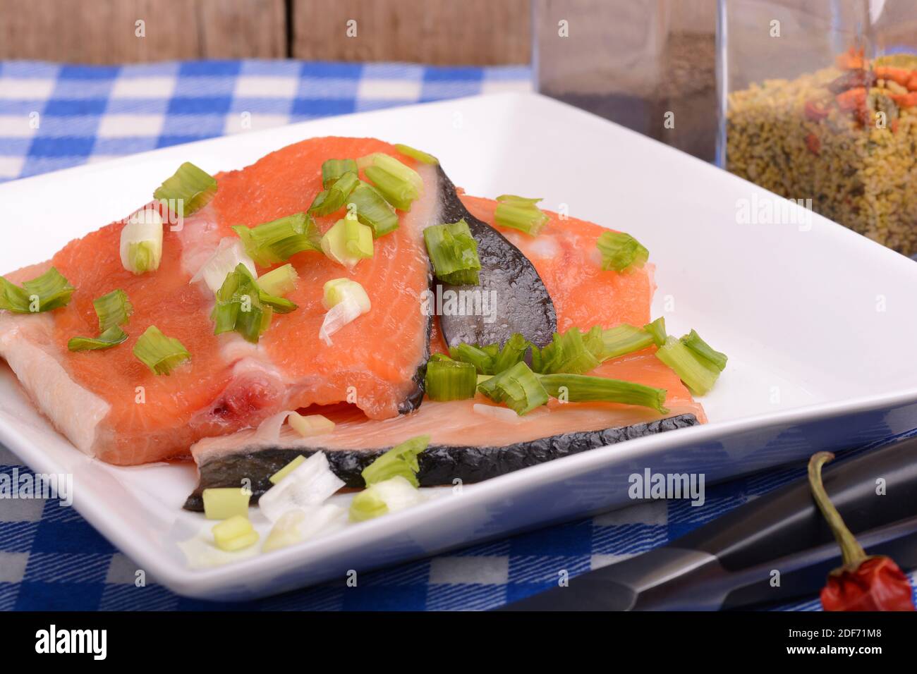 Concepto de comida: Salmón rojo, pimiento picante rojo especia con verduras. Cocina saludable. Foto de stock