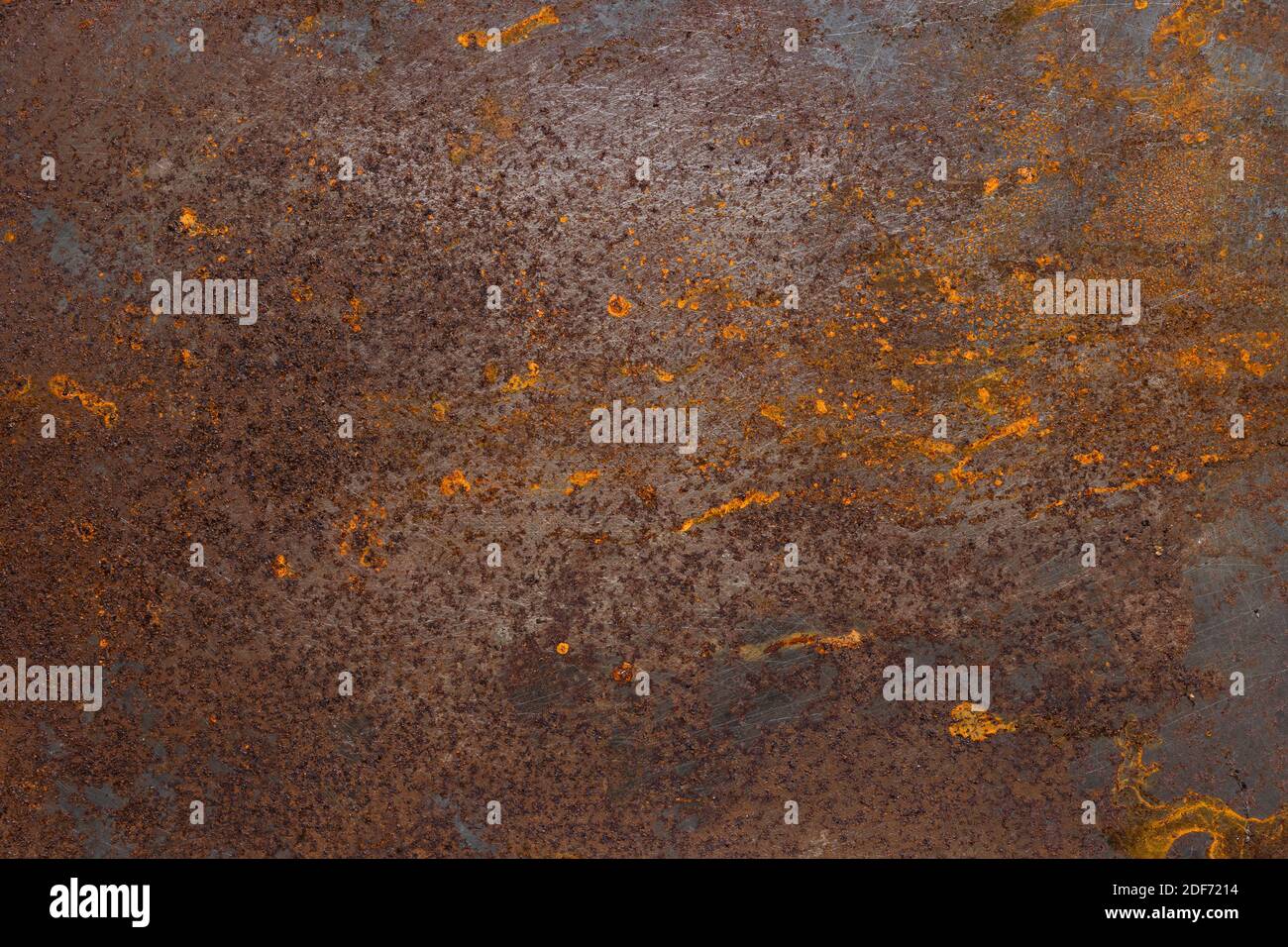 La textura de la superficie metálica tiene daños oxidados Foto de stock