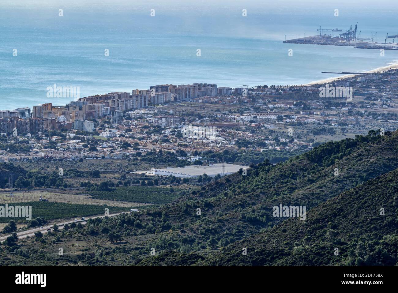 Vista aérea de Benicasim desde el desierto de las Palmas en Castellon de la Plana, Comunidad Valenciana, España, Europa Foto de stock