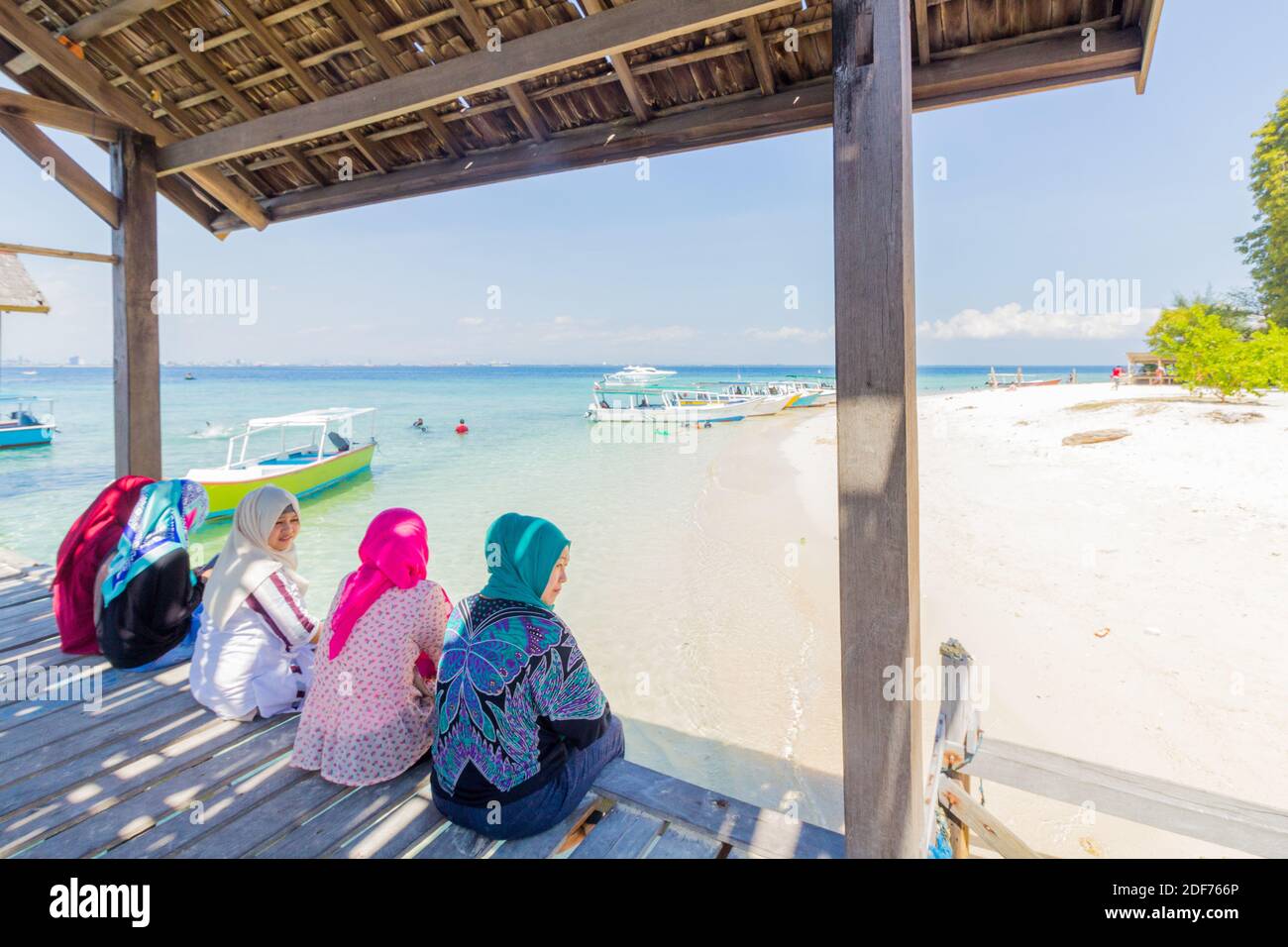 En Pulau Samalona frente a Makassar en Indonesia Foto de stock
