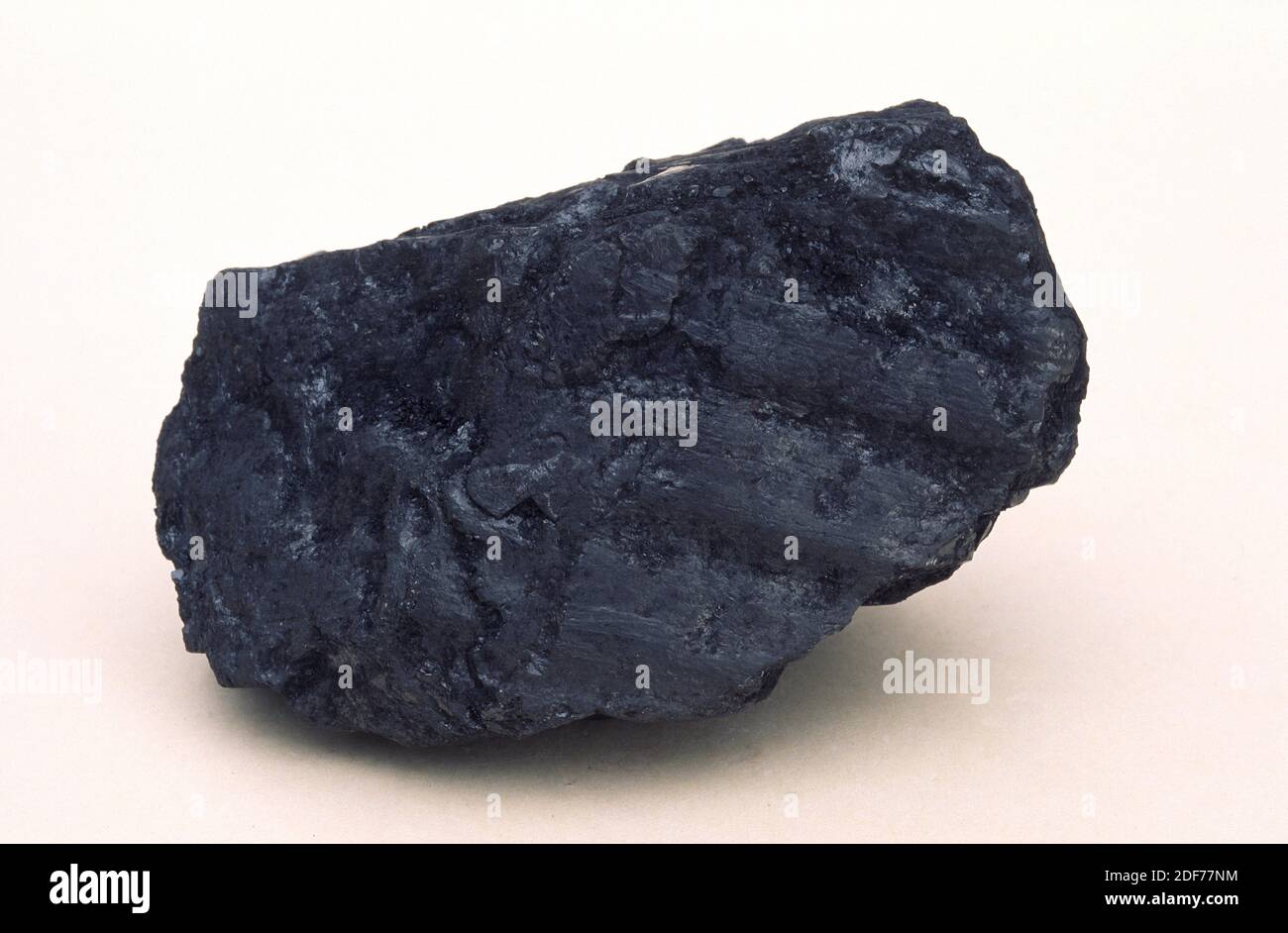 La antracita es la variedad de carbón con mayor contenido de carbono. Muestra Fotografía de
