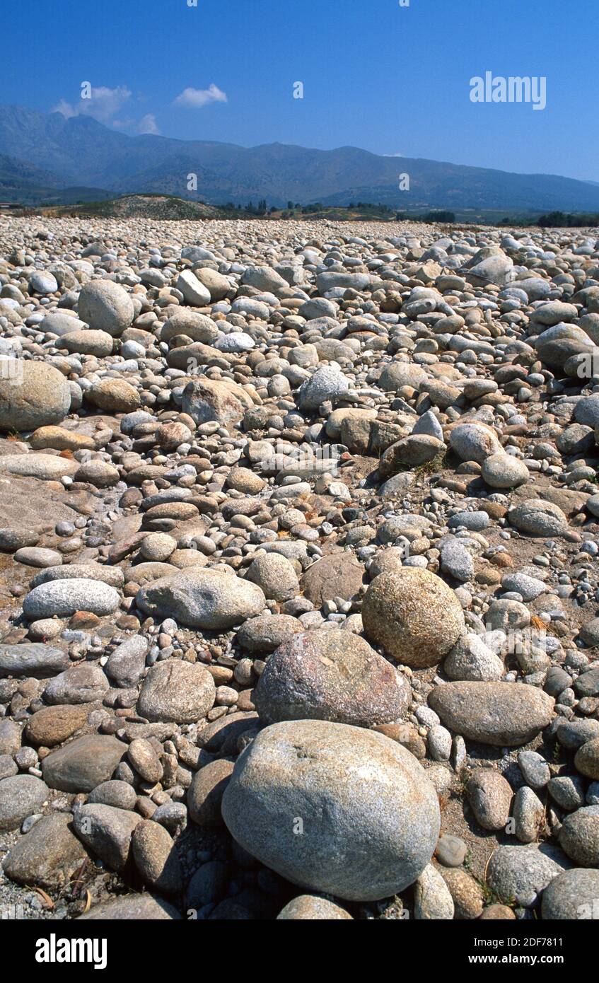 La grava de guijarros es un depósito sedimentario de fragmentos de roca. Esta foto fue tomada en la provincia de Cáceres, Extremadura, España. Foto de stock