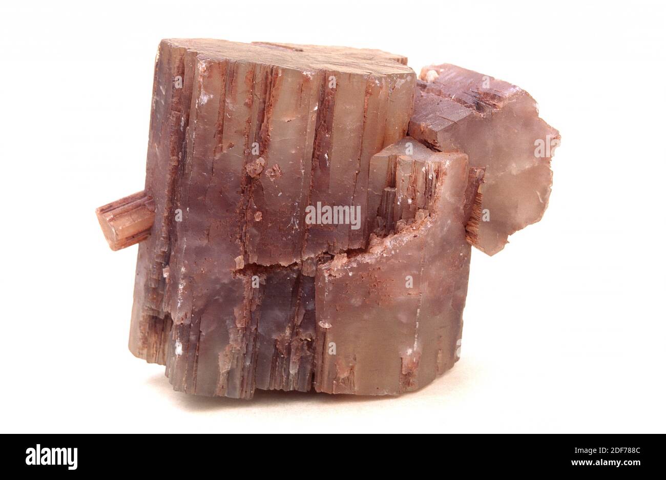 La aragonita es un mineral de carbonato de calcio. Muestra cristalizada. Foto de stock
